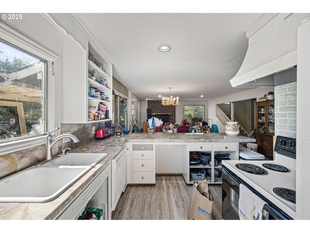 32313 GREEN ACRES Loop, Cottage Grove, OR 97424