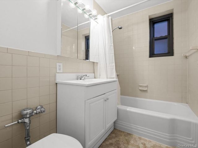 58 Grace Avenue 1D, Great Neck, NY 11021
