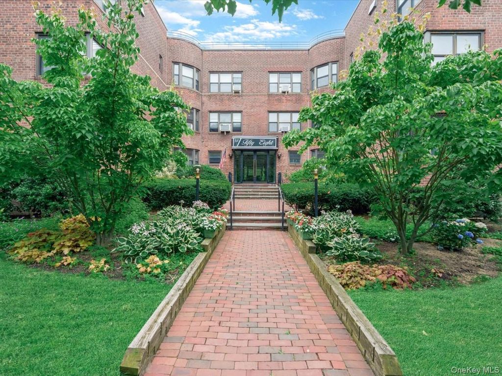58 Grace Avenue 1D, Great Neck, NY 11021