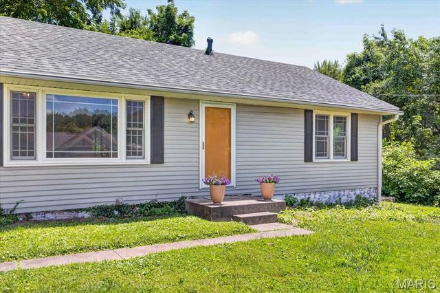 1910 Oak Tree St, St Peters, MO 63376