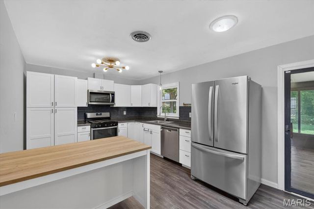 1910 Oak Tree St, St Peters, MO 63376