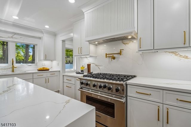 4 Holmes Ave, New Providence Boro, NJ 07974