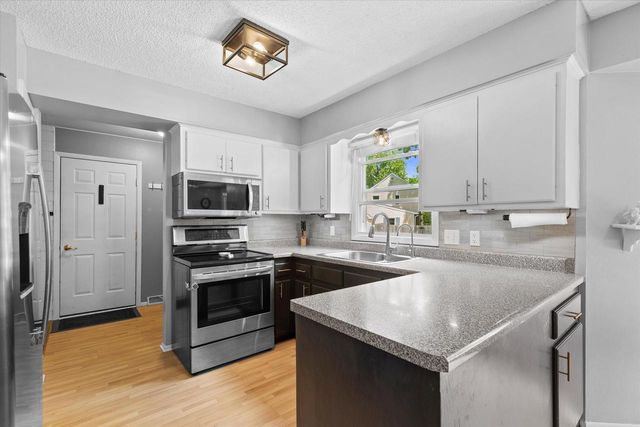 1028 S Imperial DRIVE, Hartland, WI 53029