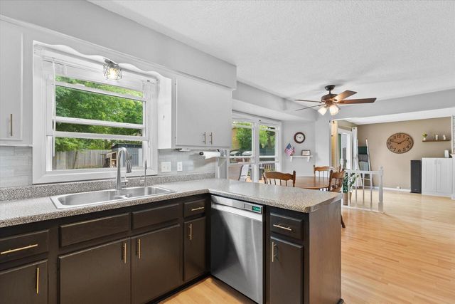 1028 S Imperial DRIVE, Hartland, WI 53029
