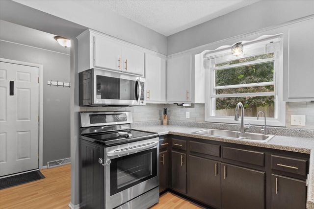 1028 S Imperial DRIVE, Hartland, WI 53029