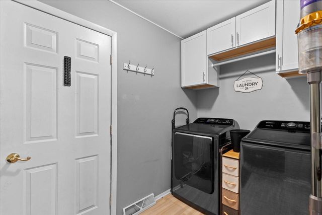1028 S Imperial DRIVE, Hartland, WI 53029
