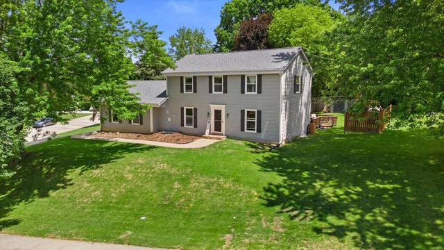 1028 S Imperial DRIVE, Hartland, WI 53029