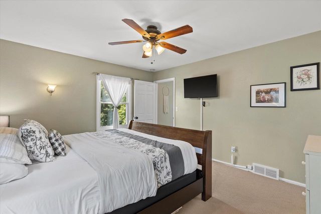 1028 S Imperial DRIVE, Hartland, WI 53029