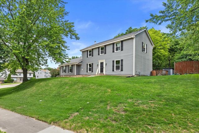 1028 S Imperial DRIVE, Hartland, WI 53029