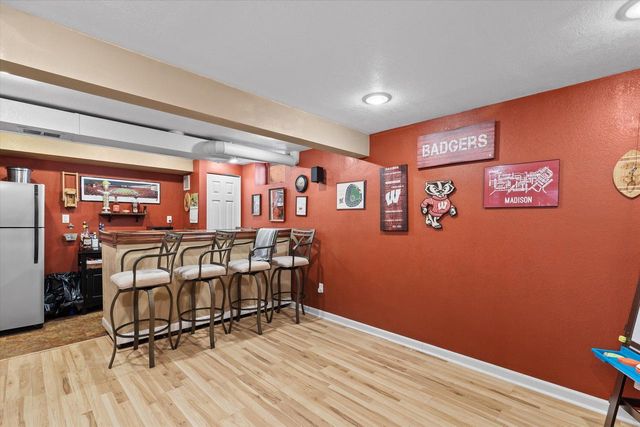 1028 S Imperial DRIVE, Hartland, WI 53029