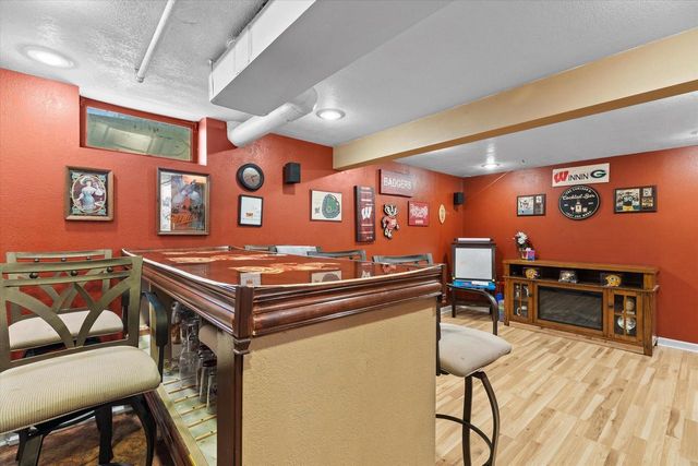 1028 S Imperial DRIVE, Hartland, WI 53029