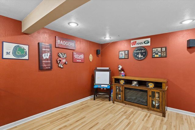 1028 S Imperial DRIVE, Hartland, WI 53029