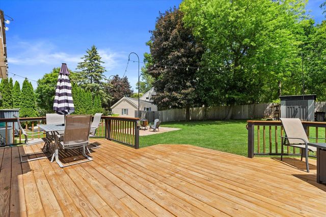 1028 S Imperial DRIVE, Hartland, WI 53029