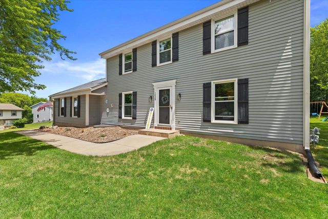 1028 S Imperial DRIVE, Hartland, WI 53029