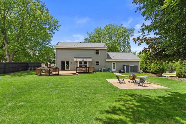 1028 S Imperial DRIVE, Hartland, WI 53029