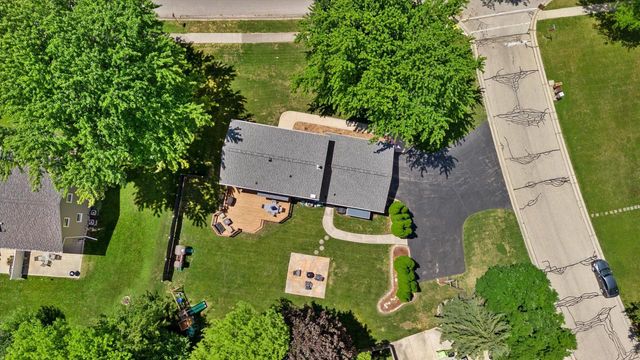 1028 S Imperial DRIVE, Hartland, WI 53029
