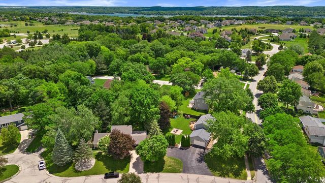 1028 S Imperial DRIVE, Hartland, WI 53029