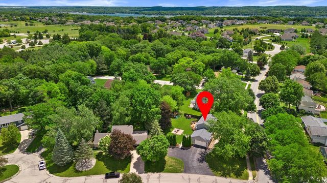 1028 S Imperial DRIVE, Hartland, WI 53029