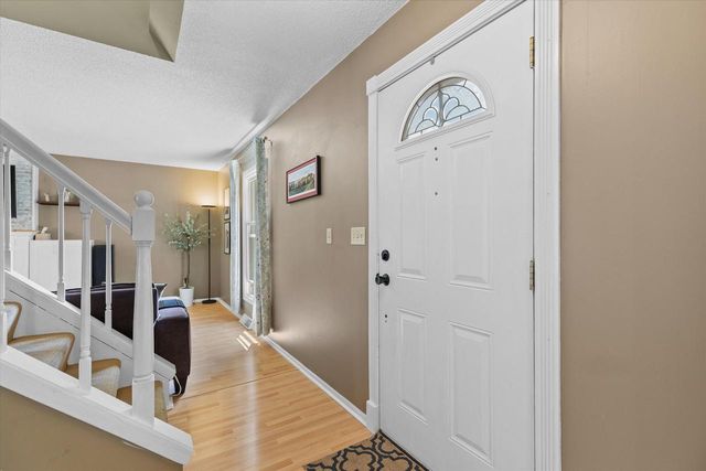 1028 S Imperial DRIVE, Hartland, WI 53029