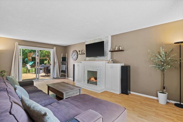 1028 S Imperial DRIVE, Hartland, WI 53029