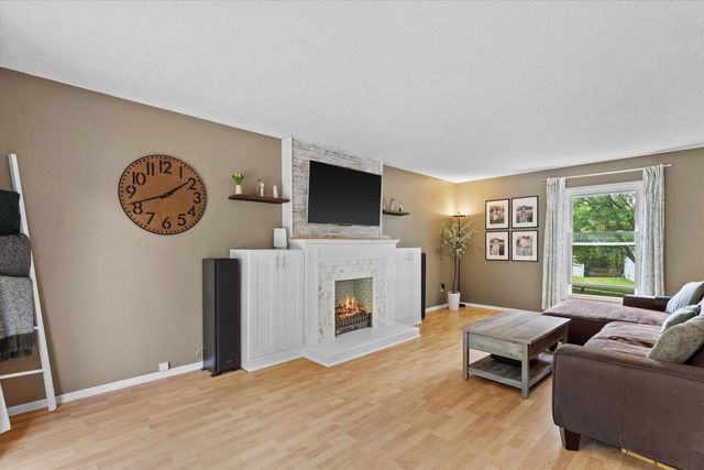 1028 S Imperial DRIVE, Hartland, WI 53029