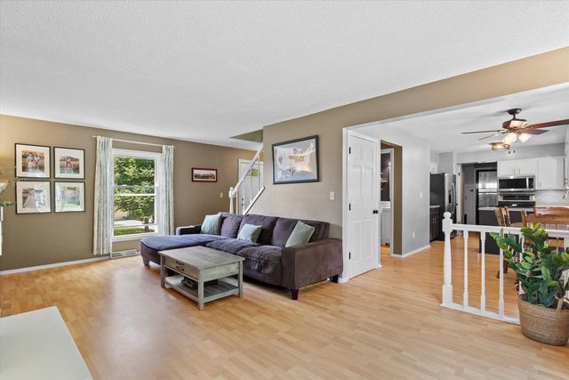 1028 S Imperial DRIVE, Hartland, WI 53029