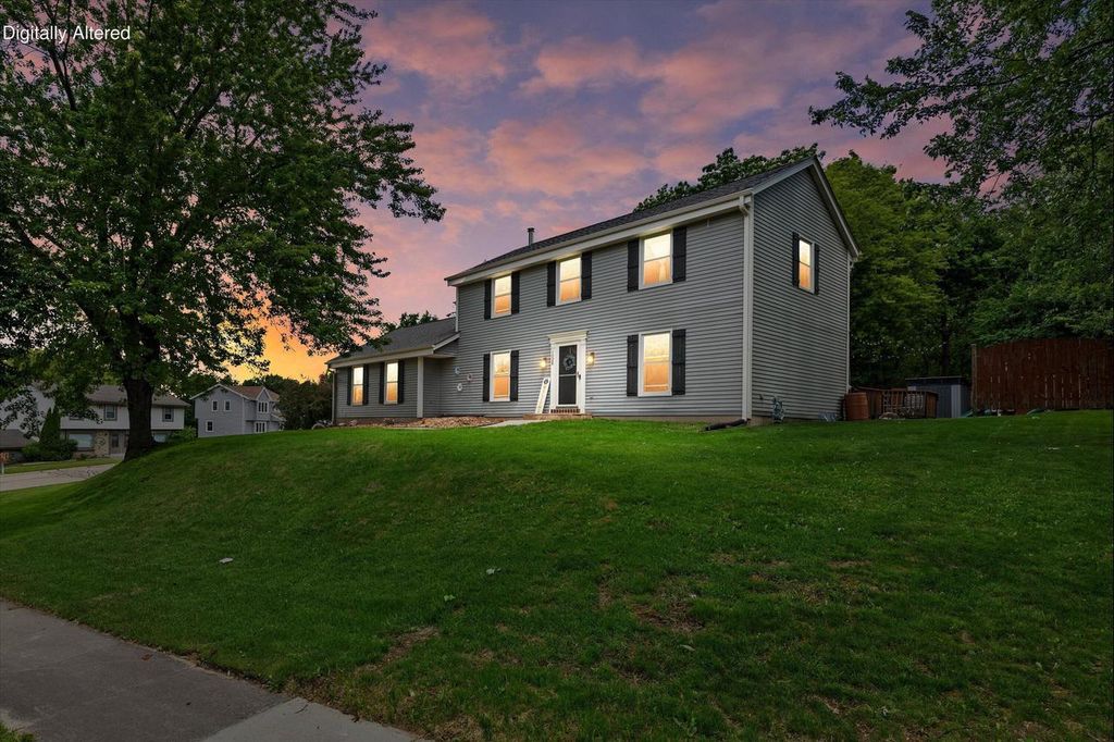 1028 S Imperial DRIVE, Hartland, WI 53029