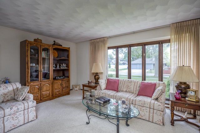 1017 E CAPITOL DRIVE, Appleton, WI 54911