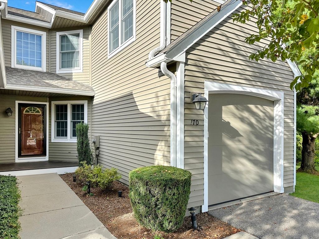 170 Cannon Forge Dr 170, Foxboro, MA 02035