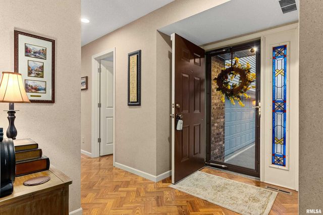 2810 W WILLOWLAKE Drive, Peoria, IL 61614