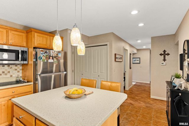 2810 W WILLOWLAKE Drive, Peoria, IL 61614