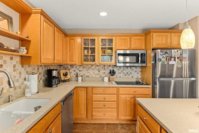 2810 W WILLOWLAKE Drive, Peoria, IL 61614