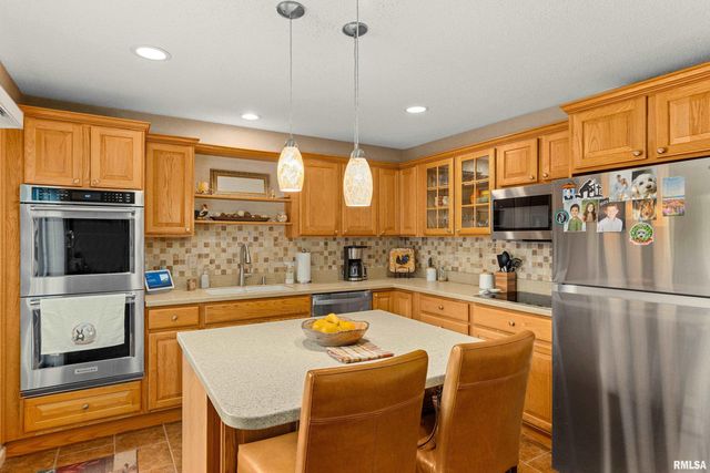 2810 W WILLOWLAKE Drive, Peoria, IL 61614