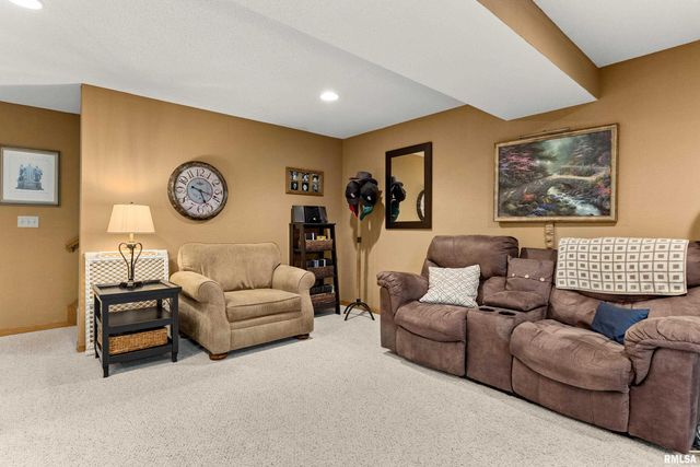 2810 W WILLOWLAKE Drive, Peoria, IL 61614