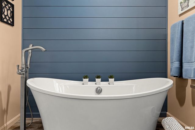 2810 W WILLOWLAKE Drive, Peoria, IL 61614