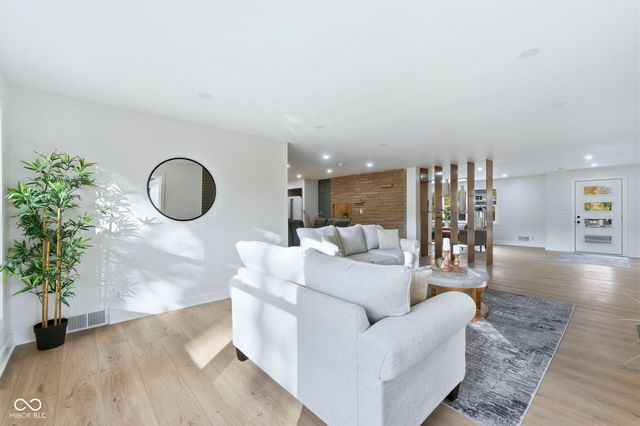 6828 Grosvenor Place, Indianapolis, IN 46220