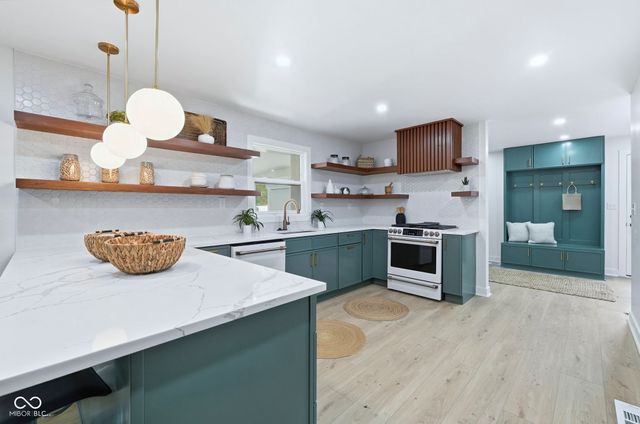 6828 Grosvenor Place, Indianapolis, IN 46220