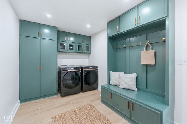 6828 Grosvenor Place, Indianapolis, IN 46220