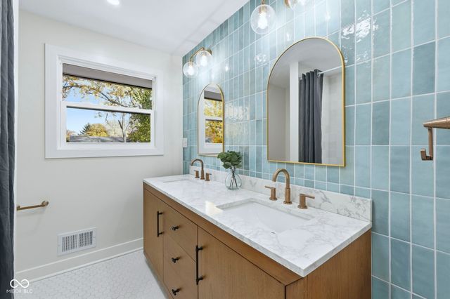 6828 Grosvenor Place, Indianapolis, IN 46220