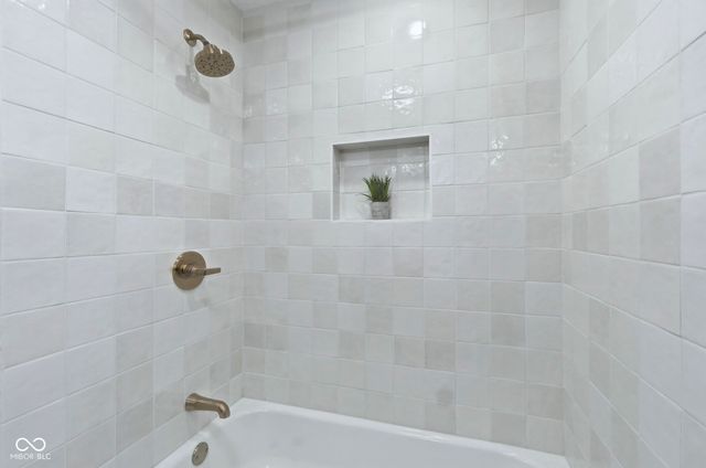 6828 Grosvenor Place, Indianapolis, IN 46220