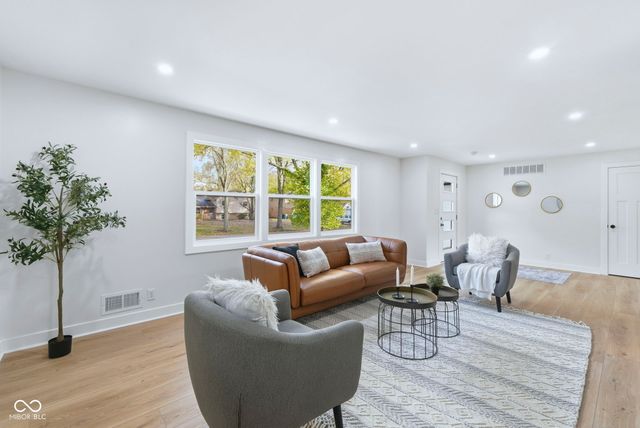 6828 Grosvenor Place, Indianapolis, IN 46220