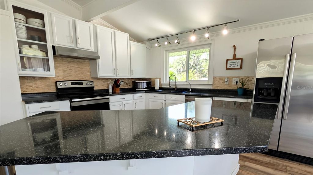 Image 12 of property listing at 1011 N PALM DRIVE, Plant City, FL 33563