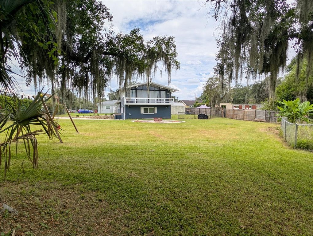 Image 3 of property listing at 1011 N PALM DRIVE, Plant City, FL 33563