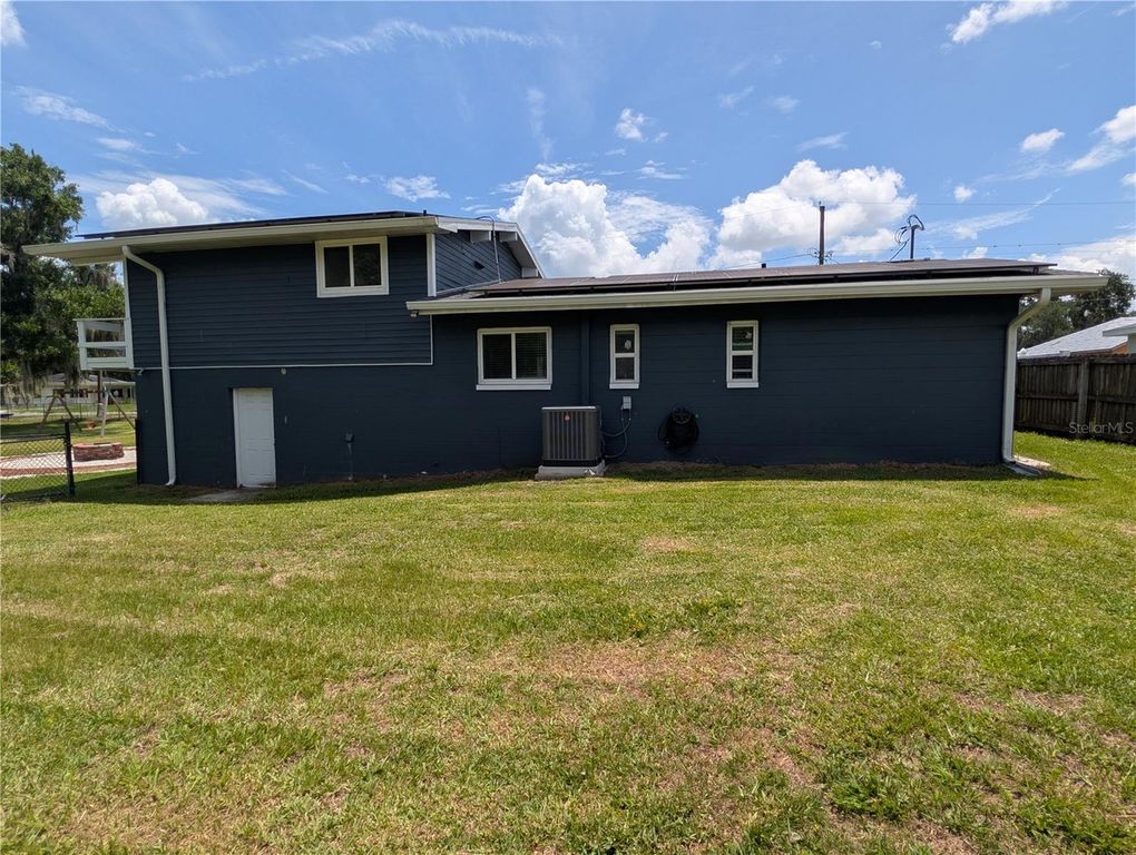 Image 4 of property listing at 1011 N PALM DRIVE, Plant City, FL 33563