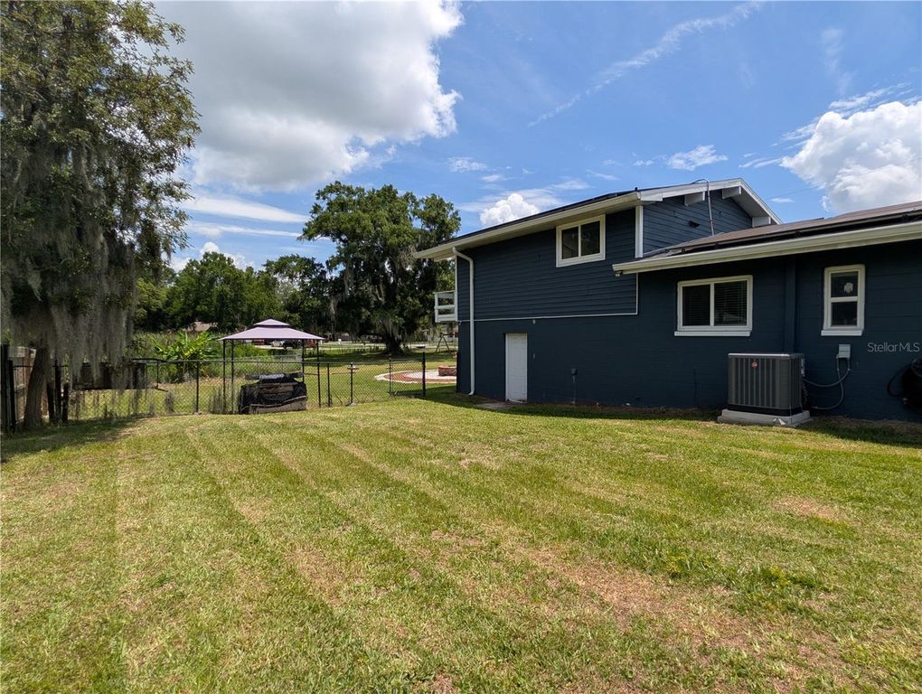 Image 5 of property listing at 1011 N PALM DRIVE, Plant City, FL 33563
