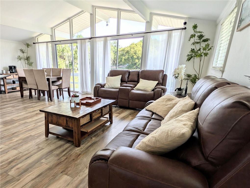 Image 9 of property listing at 1011 N PALM DRIVE, Plant City, FL 33563