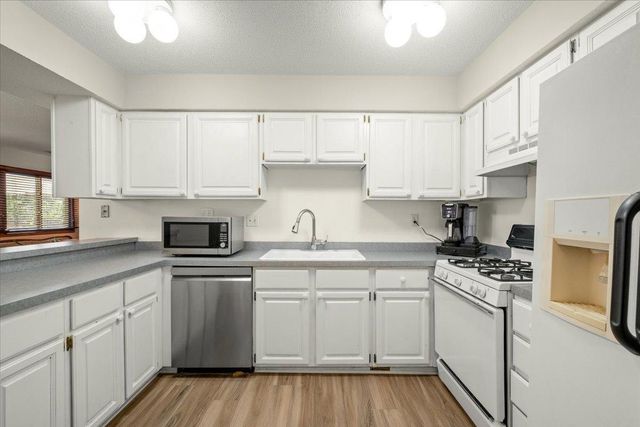 5530 E Bavarian Pass, Fridley, MN 55432