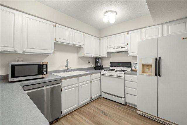 5530 E Bavarian Pass, Fridley, MN 55432