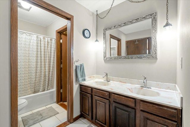 5530 E Bavarian Pass, Fridley, MN 55432