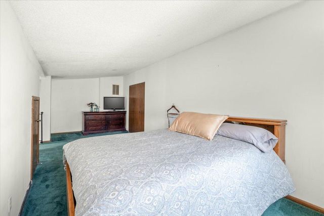 5530 E Bavarian Pass, Fridley, MN 55432
